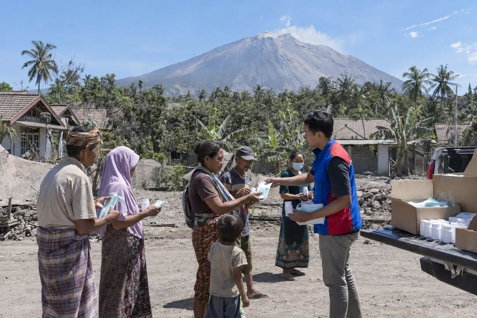 BRI Peduli Distributes Masks and Vitamins After Anak Krakatau Eruption