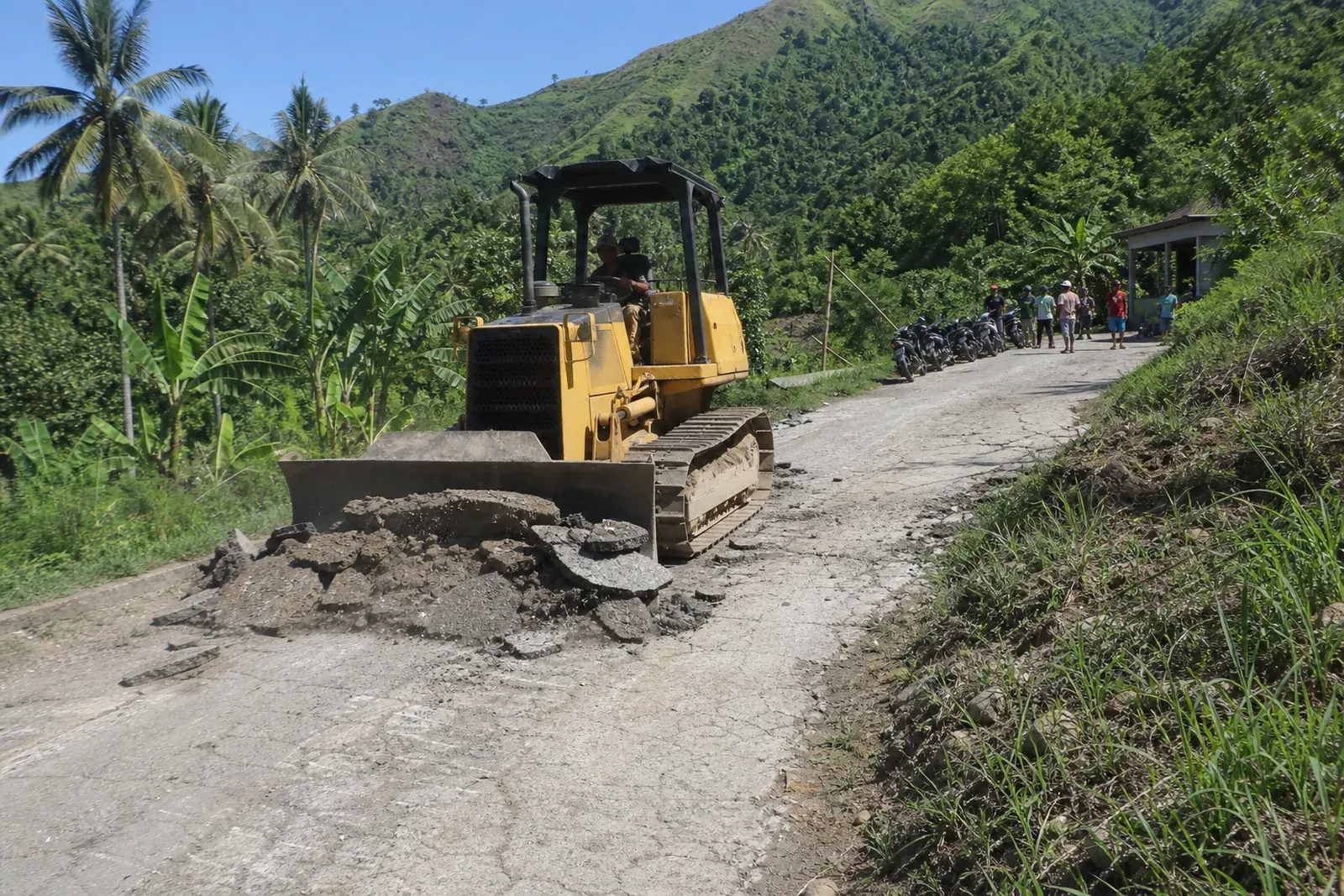 Road Access Takes Priority in Flores Earthquake Recovery